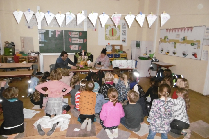 Kinder lauschen den Erzählungen