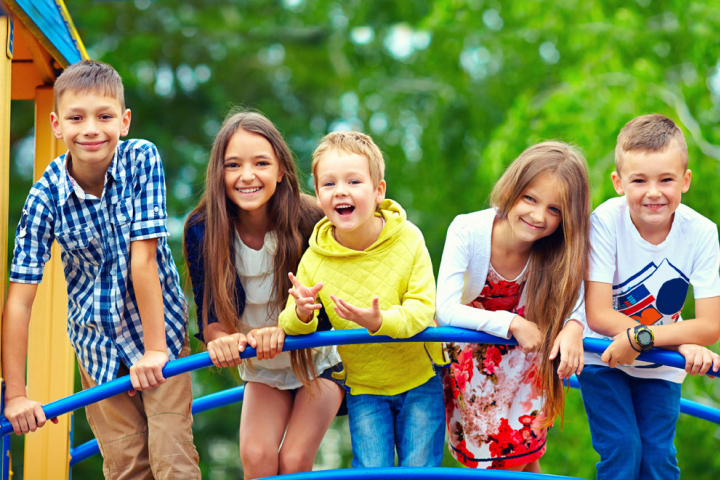 Kinder im Garten des AWO Hort an der 8. Grundschule