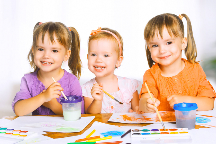 Kinder beim gestalten in der Kindertagesstätte Schönborn