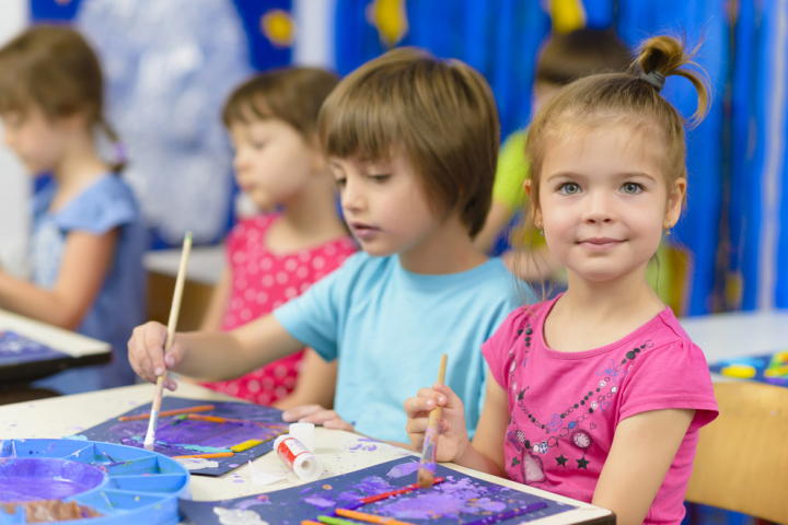 Kinder malen im Kinderzentrum Langebrück