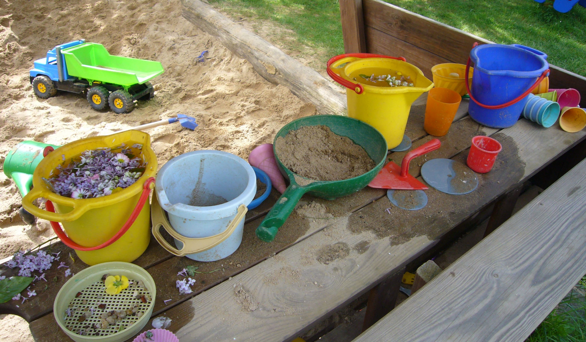 Sandspielzeug im Sandkasten