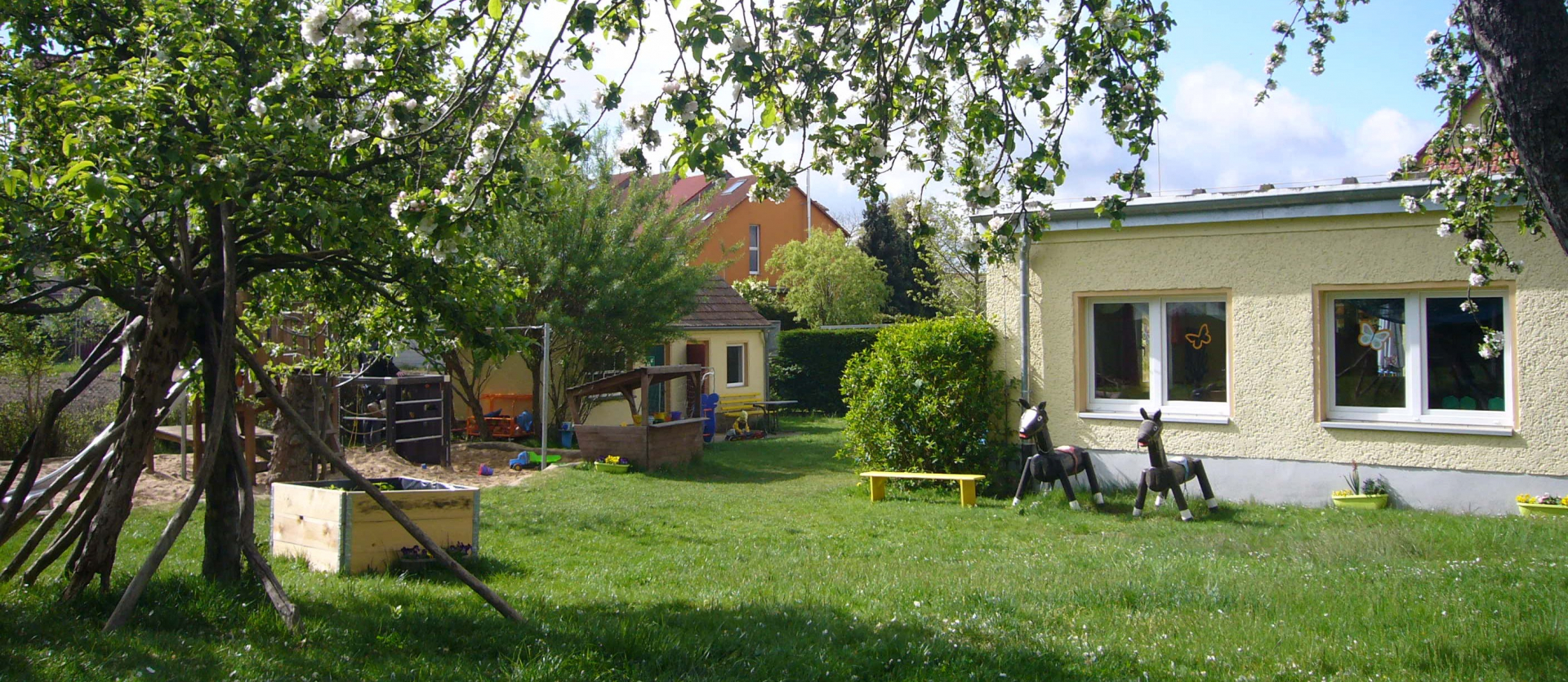 Außenanlage mit Spielwiese