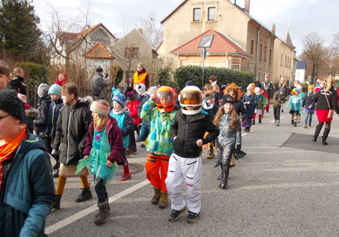 Kinder beim Faschungsumzug durch den Ort
