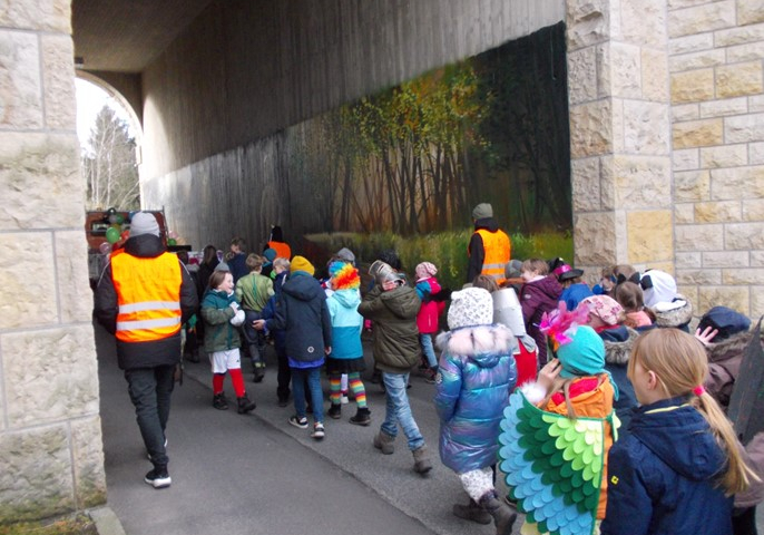 Faschungsumzug durch die Brücke