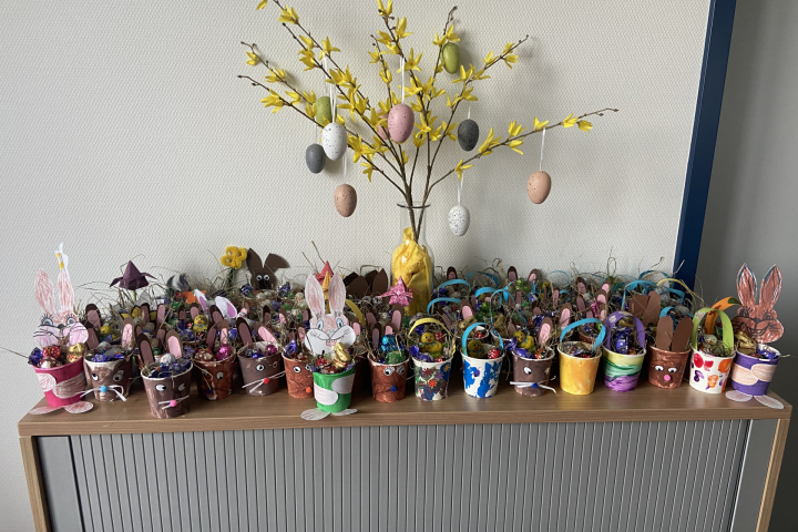 Bunter Osterstrauß und kleine Osterhasengestecke